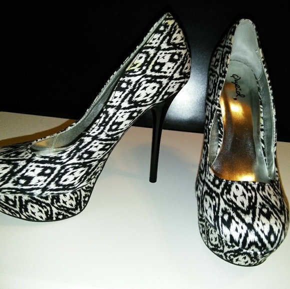 Qupid Platform Pumps - Picture 2 of 3